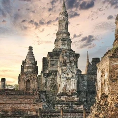 Sukhothai lưu giữ dấu tích cố đô cùng gần 200 đền, chùa cổ, nơi những bảo tháp hình búp sen phản chiếu trên mặt hồ tạo nên một nhịp di sản thanh bình.