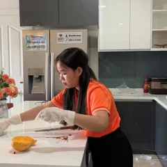 Tasker thực hiện công việc dọn dẹp tại nhà, minh họa nhu cầu thuê dịch vụ để giải phóng thời gian đang gia tăng trong nhịp sống đô thị.