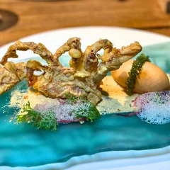 Phiên bản “My First Chilli Crab v2014” được Labyrinth đưa trở lại trong năm 2026. Ảnh: Time Out.