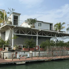 Smith Marine nằm trên một kelong giữa vùng biển gần Pulau Ubin, tách biệt khỏi nhịp sống đô thị của Singapore. Ảnh: Little Day Out.