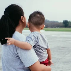 Một số bà mẹ chưa kết hôn e ngại phải liên hệ lại với cha ruột của con để hoàn tất thủ tục nhận nuôi, nhất là khi mối quan hệ trước đây có thể từng xảy ra bạo hành. Ảnh: iStock.