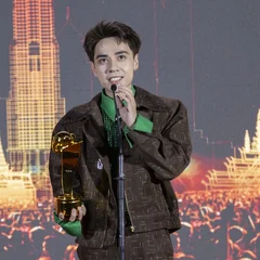 Ca sĩ Quang Hùng MasterD là đại diện Việt Nam giành được giải Nghệ sĩ triển vọng tại Asia Top Awards 2024.