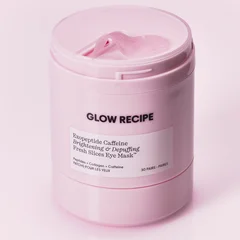 Miếng đắp mắt Exopeptide Caffeine Fresh Slices trong bao bì xoay cắt của Glow Recipe. Ảnh: Glow Recipe.