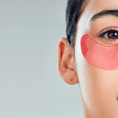 Fenty Skin, Glow Recipe và Huda Beauty đều đã hé lộ các sản phẩm mặt nạ mắt hydrogel mới được cắt thành từng lát thông qua một loại bao bì đổi mới theo phong cách máy xay (grinder-style) độc đáo của K-beauty, khiến những người yêu thích làm đẹp và giới chuyên môn trong ngành vô cùng thích thú.