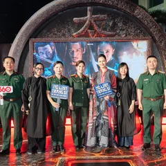 dai-dien-nha-san-xuat-bhd-va-tv360-chup-hinh-cung-dien-vien-do-thi-hai-yen20260416154659.jpg?rt=20260416160729