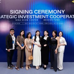 Bà Anne Tang, Bà Nina Nguyễn (giữa), Bà Mai Nguyễn - Head of Marketing, Branding & Communications MEDiCARE VIETNAM cùng các khách mời, đối tác SheSlays
