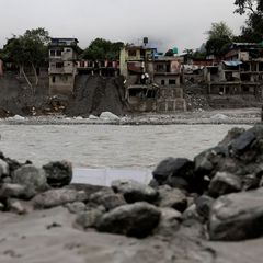 Nhà cửa hư hại tại Devighat, Nepal, ngày 21/9/2026. Ảnh tư liệu minh họa mức độ dễ tổn thương trước mưa lũ. Ảnh: Reuters/Navesh Chitrakar.