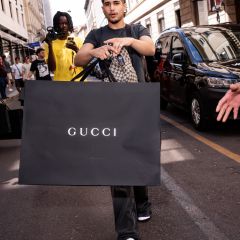 Rapper Underground Fakemink xuất hiện bên ngoài một cửa hàng của Gucci ở Milan. Ảnh: Getty Images.