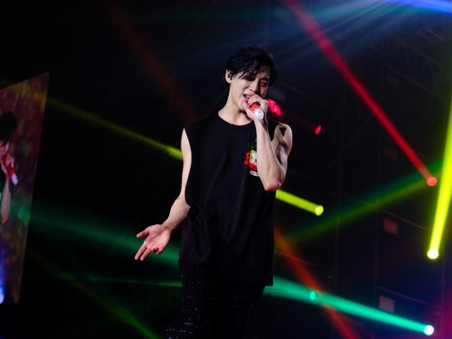 BamBam (GOT7) khoe hờ hững cơ bụng khiến fan “xỉu lên xỉu xuống” trong concert solo AREA52