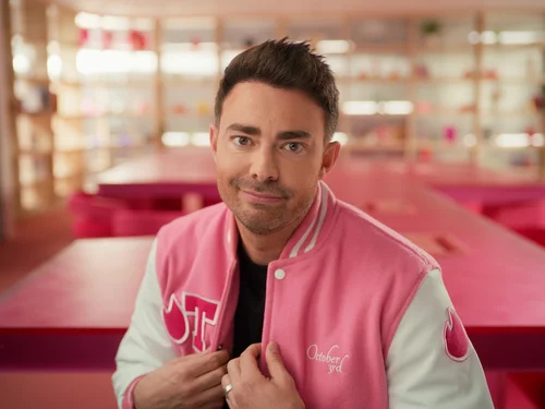 Tinder hợp tác cùng diễn viên Jonathan Bennett phim Những cô nàng lắm chiêu giúp người dùng tránh lừa đảo trực tuyến