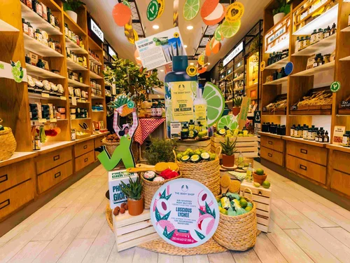 The Body Shop ra mắt bộ sưu tập giới hạn hương vải mọng và hoa chanh đậm chất mùa hè Anh Quốc