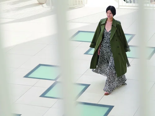 UNIQLO tái hợp nhà thiết kế Clare Waight Keller trong bộ sưu tập mùa Xuân 2024 UNIQLO : C