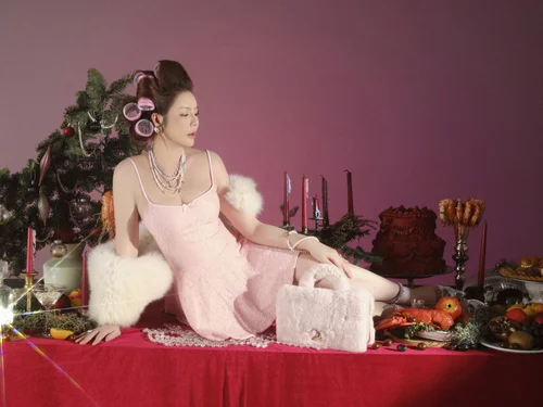 Lý Nhã Kỳ đẹp tựa nữ thần trong những thiết kế mang không khí Noel