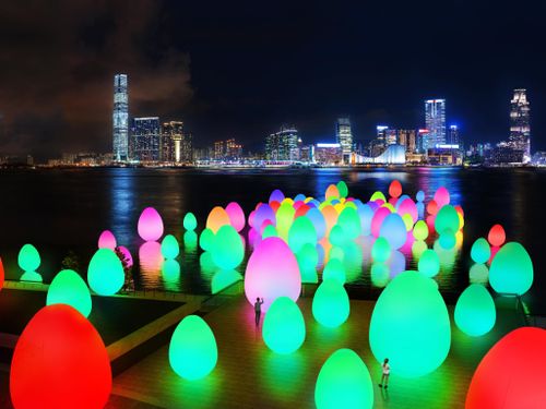 Bản đồ thưởng ngoạn không gian nghệ thuật dọc cảng Victoria tại Hồng Kông mùa Xuân 2024