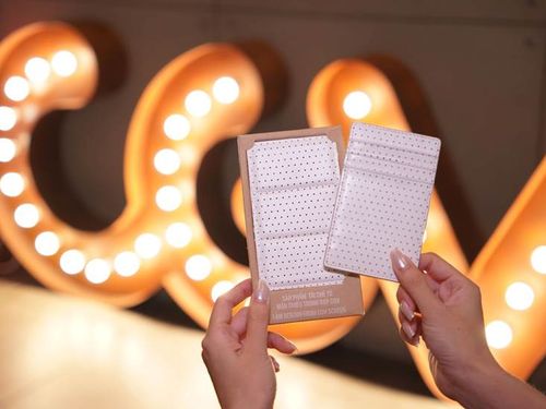 Khán giả thích thú với những ví đựng thẻ tái chế từ màn chiếu cũ tiêu chí ESG của doanh nghiệp