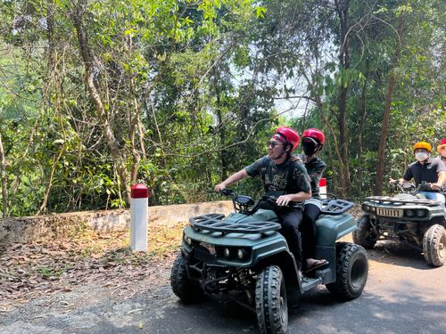 Mr Law Travel: Thu Trang lo lắng khi Tiến Luật bị bỏng pô xe địa hình
