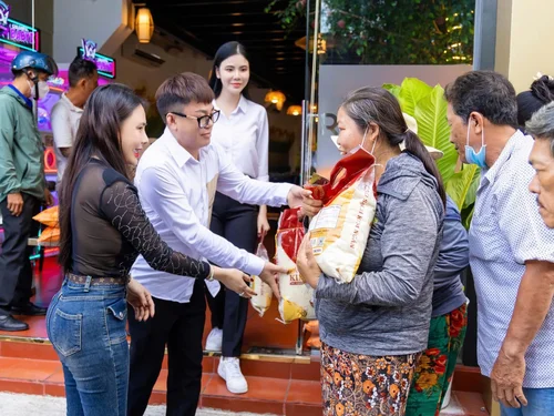 NTK Tommy Nguyễn, Hoa hậu Thiện nguyện Lý Kim Ngân và Á hậu Lê Kim Khoẻ trao tặng 2 tấn gạo cho những mảnh đời bất hạnh