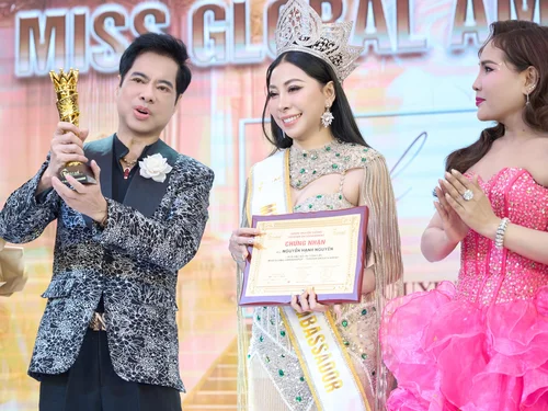 Hạnh Nguyên xúc động khi được đích thân Ngọc Sơn trao bằng chứng nhận Hoa hậu Đại sứ Toàn cầu - Miss Global Ambassador