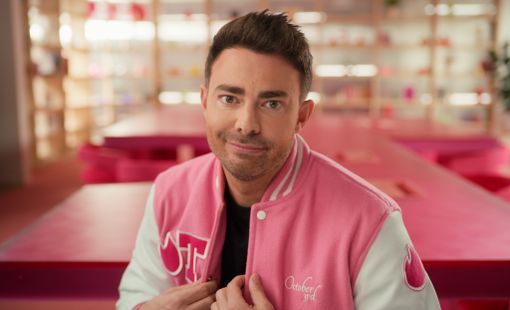 Tinder hợp tác cùng diễn viên Jonathan Bennett phim Những cô nàng lắm chiêu giúp người dùng tránh lừa đảo trực tuyến