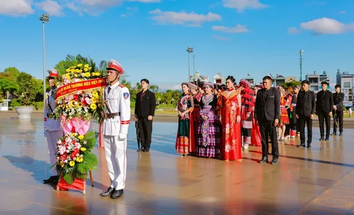 Hoa hậu Thương hiệu Việt Nam 2024: Thí sinh dâng hương Bác Hồ, trình diễn trang phục dân tộc tại Quảng trường Đại Đoàn Kết, Pleiku, Gia Lai