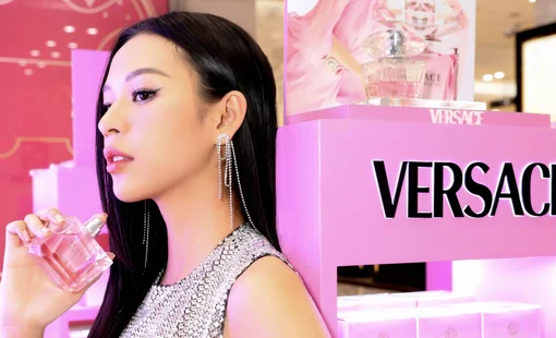 Versace Bright Crystal sắc hương quyến rũ, thuần khiết, tỏa sáng là lựa chọn của Phí Phương Anh