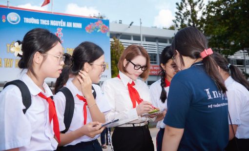 Lý Nhã Kỳ mặc sơ mi trắng, đeo khăn quàng đỏ về thăm trường cũ trao học bổng