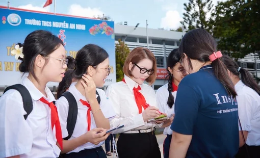 Lý Nhã Kỳ mặc sơ mi trắng, đeo khăn quàng đỏ về thăm trường cũ trao học bổng