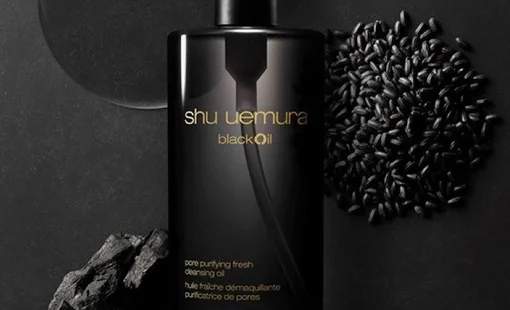 shu uemura ra mắt dầu tẩy trang blackOil với khả năng làm sạch sâu từ than đen Nhật Bản và gạo đen