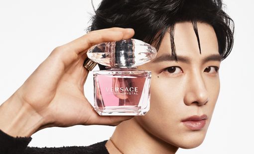 Versace công bố chọn Bạch Kính Đình là đại sứ nước hoa toàn cầu