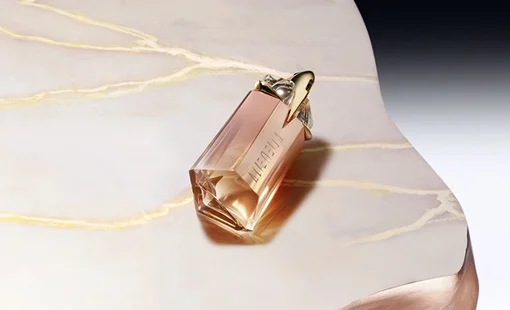 Mugler Alien Goddess Supra Florale mang hiện thân của một bông hoa phi thường