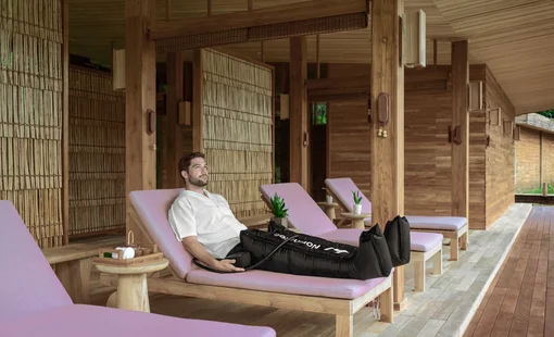 Tìm lại giấc ngủ chuyên sâu và gặp cỡ chuyên gia chữa lành Dr. Buathon Thienarrom tại Six Senses Côn Đảo