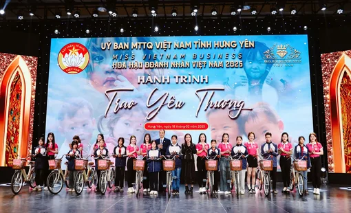 Hoa hậu Doanh nhân Việt Nam 2025 cùng Ủy ban MTTQ Việt Nam tỉnh Hưng Yên trao 40 xe đạp cho các em hoàn cảnh khó khăn