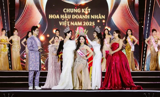 Hoa hậu Doanh nhân Việt Nam 2025: Ngọc Sơn và chủ tịch Đặng Gia Bena trao tiara cho Á hậu 1 Nguyễn Thị Thu Huyền
