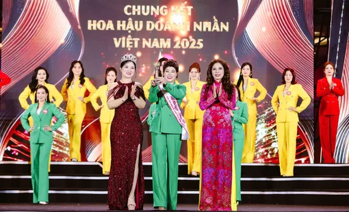Hoa hậu Doanh nhân Việt Nam 2025: NTK Thân Hoàng Bích Thủy giới thiệu BTS công sở Nắng xuân tại đêm chung kết