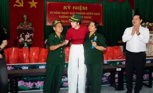 Hướng về Đại lễ 30/4, Lý Nhã Kỳ không giấu được niềm vui và sự xúc động khi tri ân cựu chiến binh