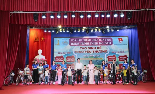 Hoa hậu Doanh nhân Hòa bình 2025: Danh ca Ngọc Sơn cùng Top 20 trao xe đạp cho học sinh khó khăn tỉnh Ninh Bình