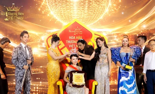 Hoa hậu Thương hiệu Việt Nam 2026: Nguyên thứ trưởng Bộ VHTTDL – NSND Vương Duy Biên trao vương miện cho nữ doanh nhân Đồng Tháp