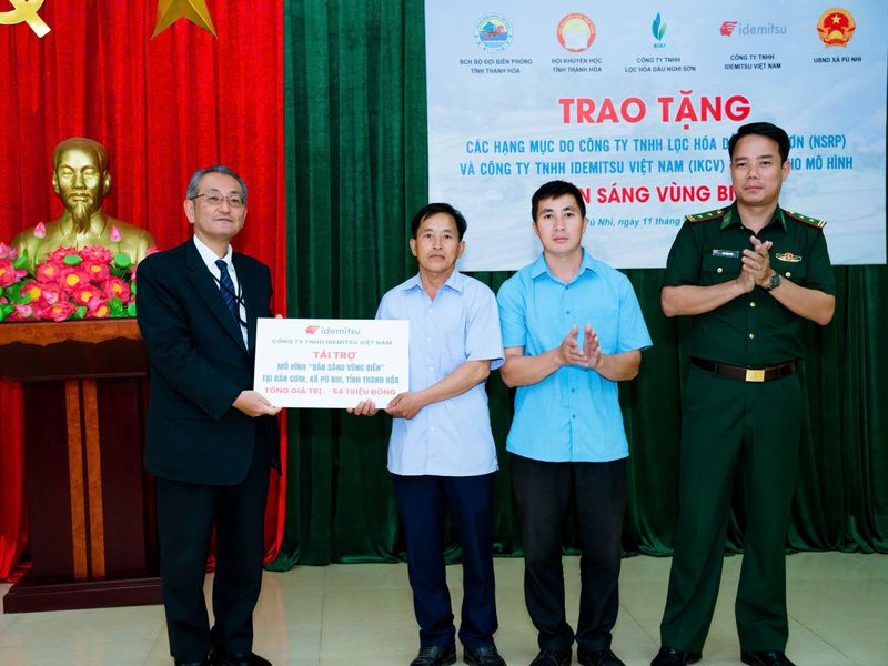 Idemitsu Việt Nam và NSRP đưa 30 cột đèn vào hạ tầng vùng biên, thắp sáng giá trị dài hạn bằng năng lượng mặt trời