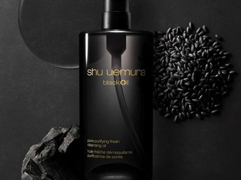 shu uemura ra mắt dầu tẩy trang blackOil với khả năng làm sạch sâu từ than đen Nhật Bản và gạo đen
