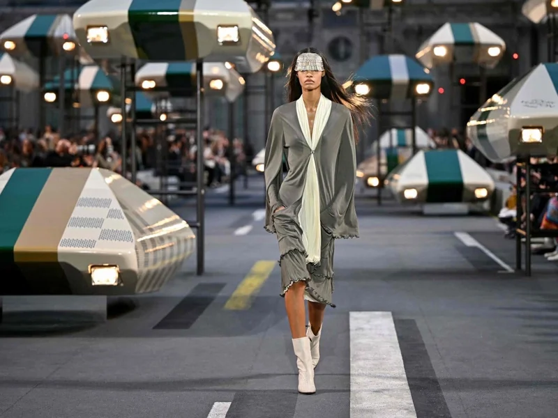 Paris Fashion Week Xuân–Hè 2027: Đặt sự thoải mái vào thiết kế xa xỉ cho ngày nóng