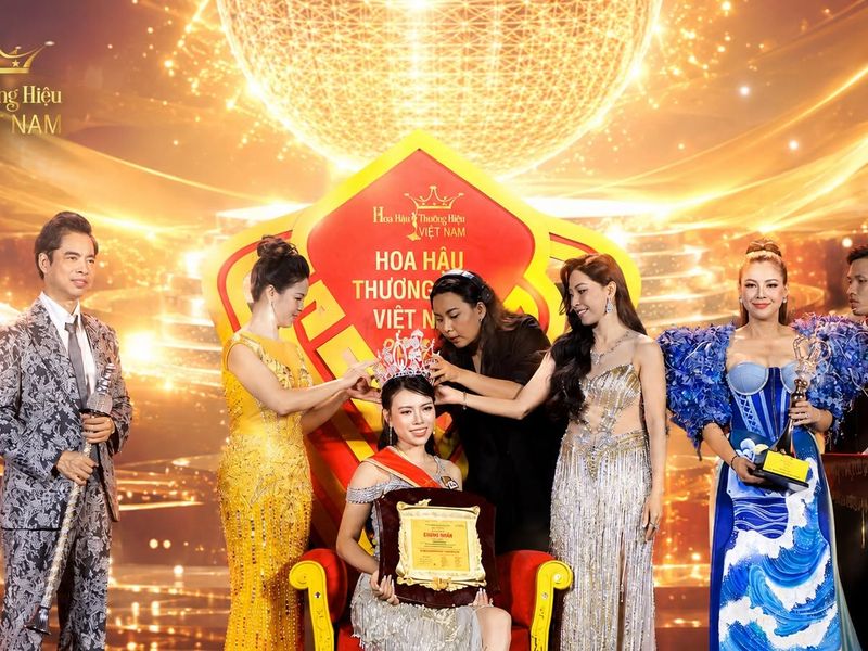 Hoa hậu Thương hiệu Việt Nam 2026: Nguyên thứ trưởng Bộ VHTTDL – NSND Vương Duy Biên trao vương miện cho nữ doanh nhân Đồng Tháp