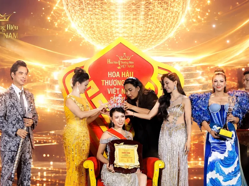 Hoa hậu Thương hiệu Việt Nam 2026: Nguyên thứ trưởng Bộ VHTTDL – NSND Vương Duy Biên trao vương miện cho nữ doanh nhân Đồng Tháp
