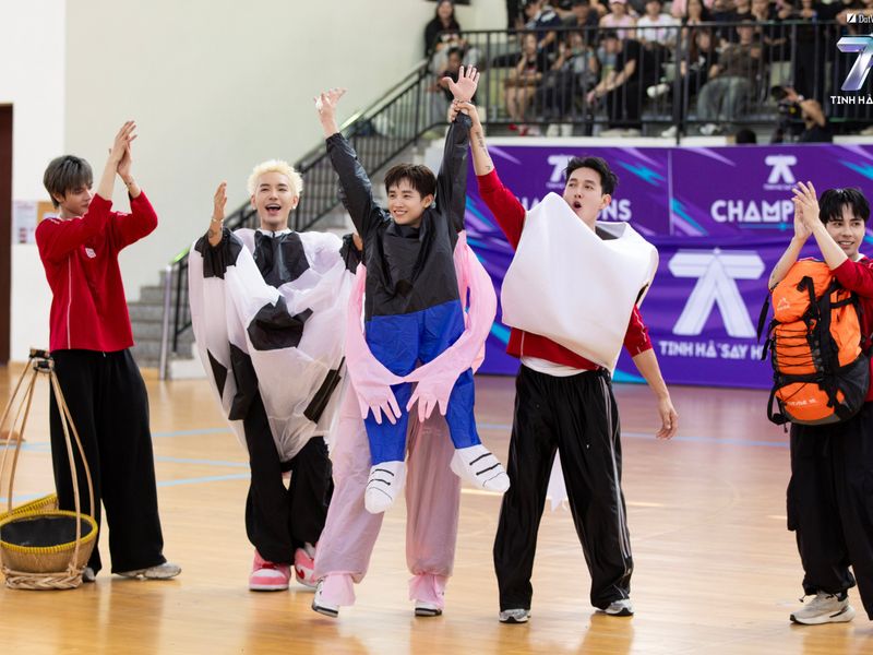 Tinh hà say hi: Dàn nghệ sĩ quốc tế với màn kết hợp Đông - Tây