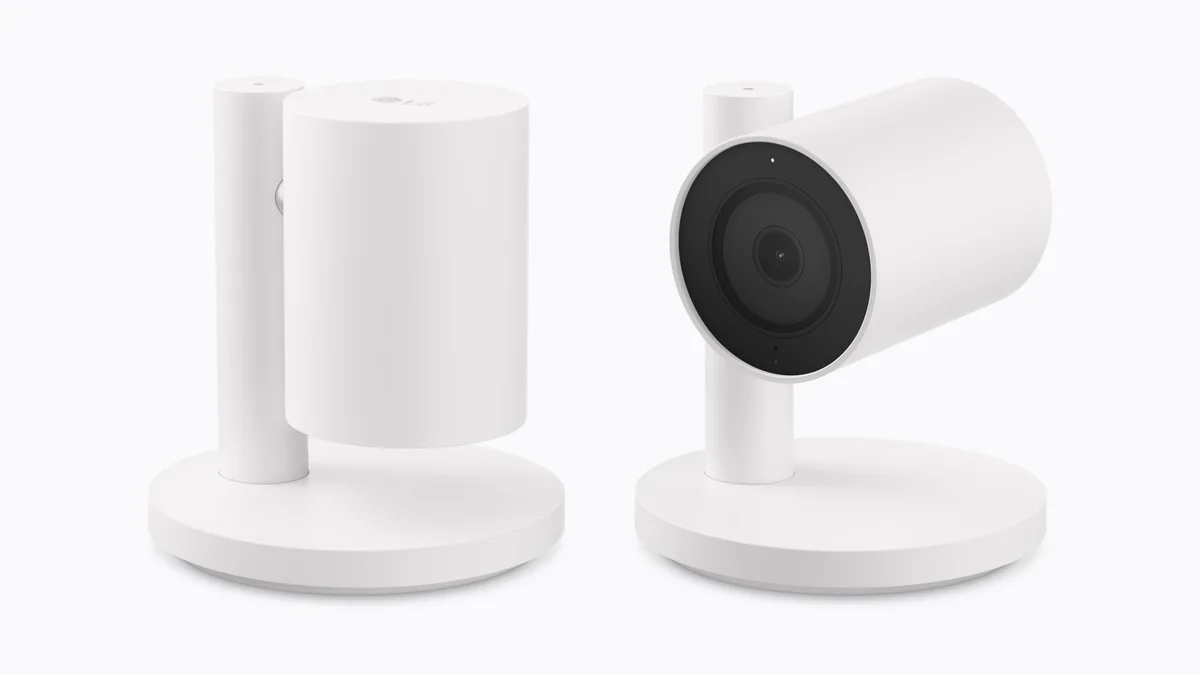 Camera Trong Nhà của LG tự động nghiêng lên xuống để điều chỉnh góc nhìn khi người dùng quay lại nhà.