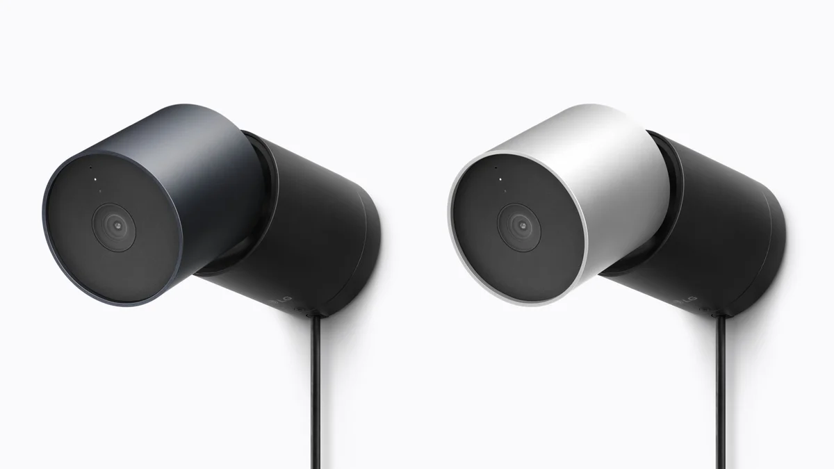 Camera Trong Nhà của LG tự động nghiêng lên xuống để điều chỉnh góc nhìn khi người dùng quay lại nhà.