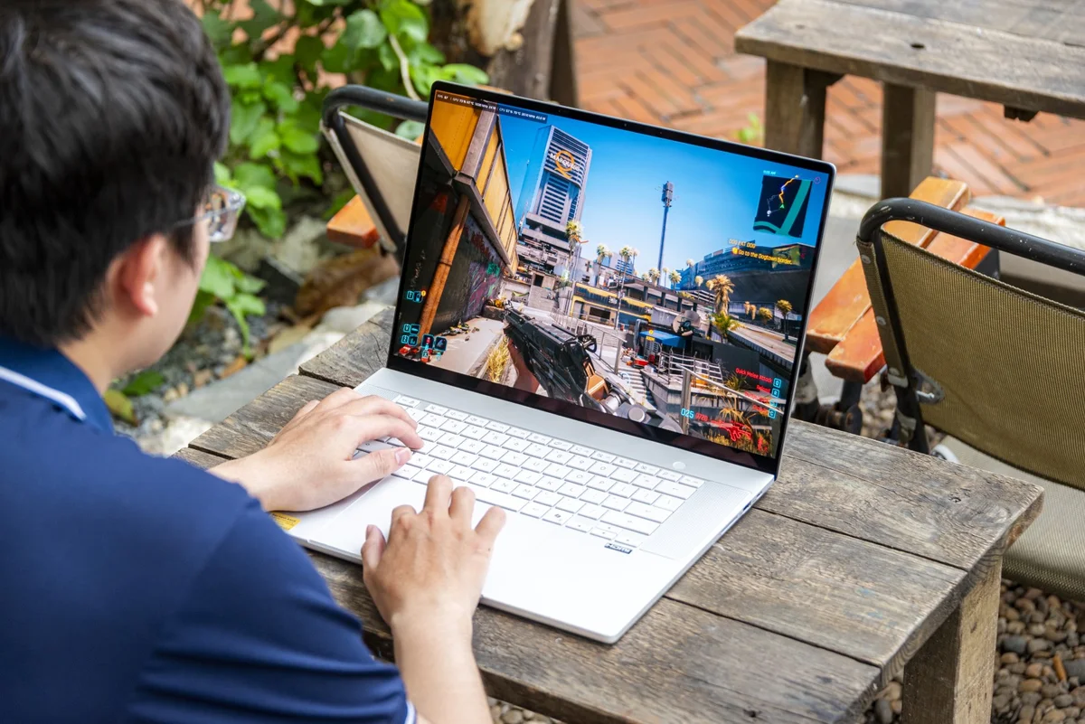 ProArt P16 được sử dụng cho quy trình chỉnh sửa hình ảnh ngoài studio, cho thấy định hướng đưa năng lực xử lý chuyên nghiệp vào một thiết bị di động.
