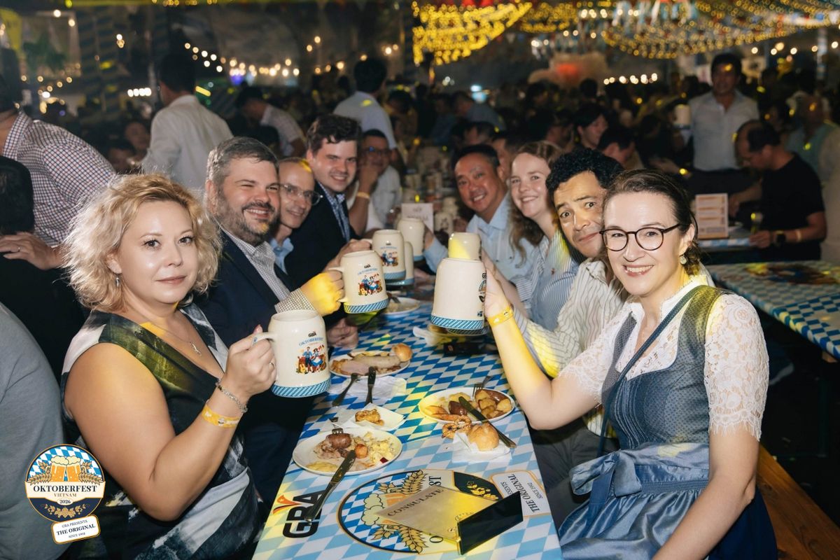 Những chiếc stein nâng lên giữa tiếng cười và âm nhạc tạo nên tinh thần Oktoberfest: nơi trải nghiệm văn hóa hòa cùng kết nối cộng đồng và những cuộc gặp gỡ xuyên biên giới.