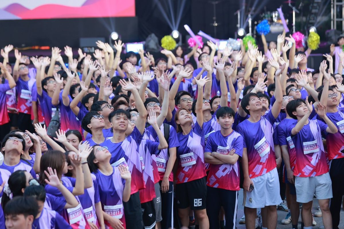 Sinh viên tham gia “Bước Chạy Sống Khỏe”, nơi mỗi kilomet hoàn thành được quy đổi thành nguồn lực hỗ trợ chương trình chăm sóc sức khỏe phụ nữ.