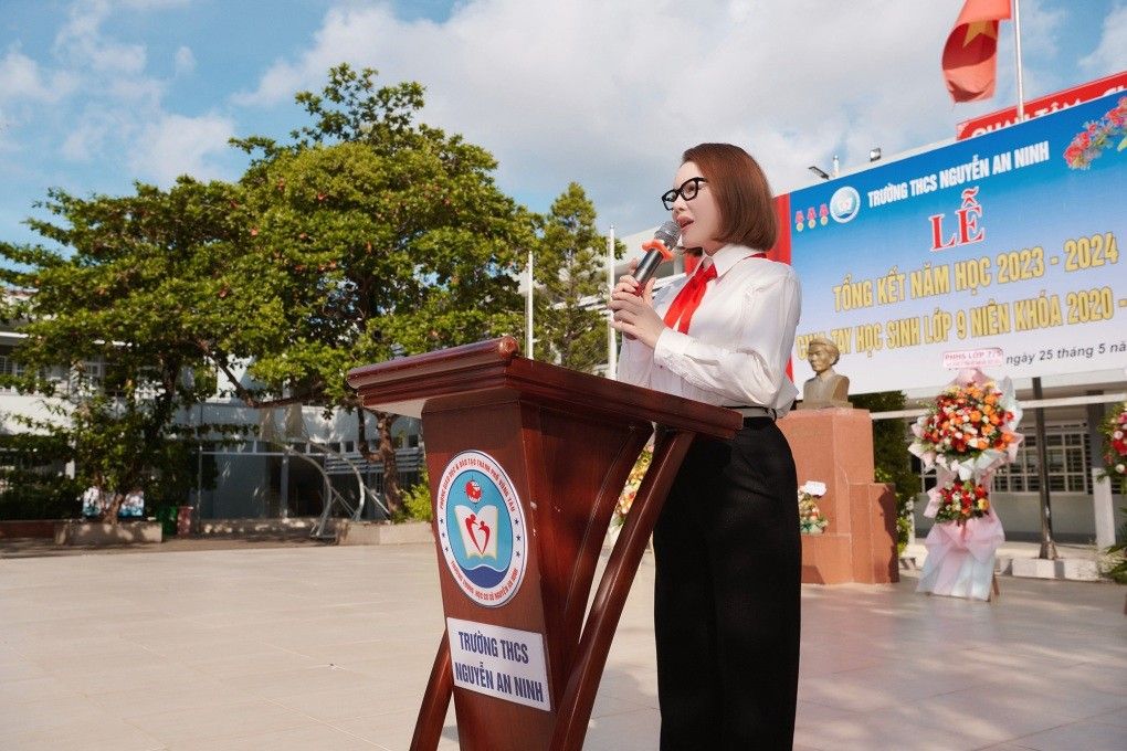 xhinh-anh-ly-nha-ky-deo-khan-quang-do-tham-truong-cu-tang-hoc-bong-cac-em-hoc-sinh-20240530113310.jpg,qrt=20240530113311.pagespeed.ic.veu4zvzh9J.webp