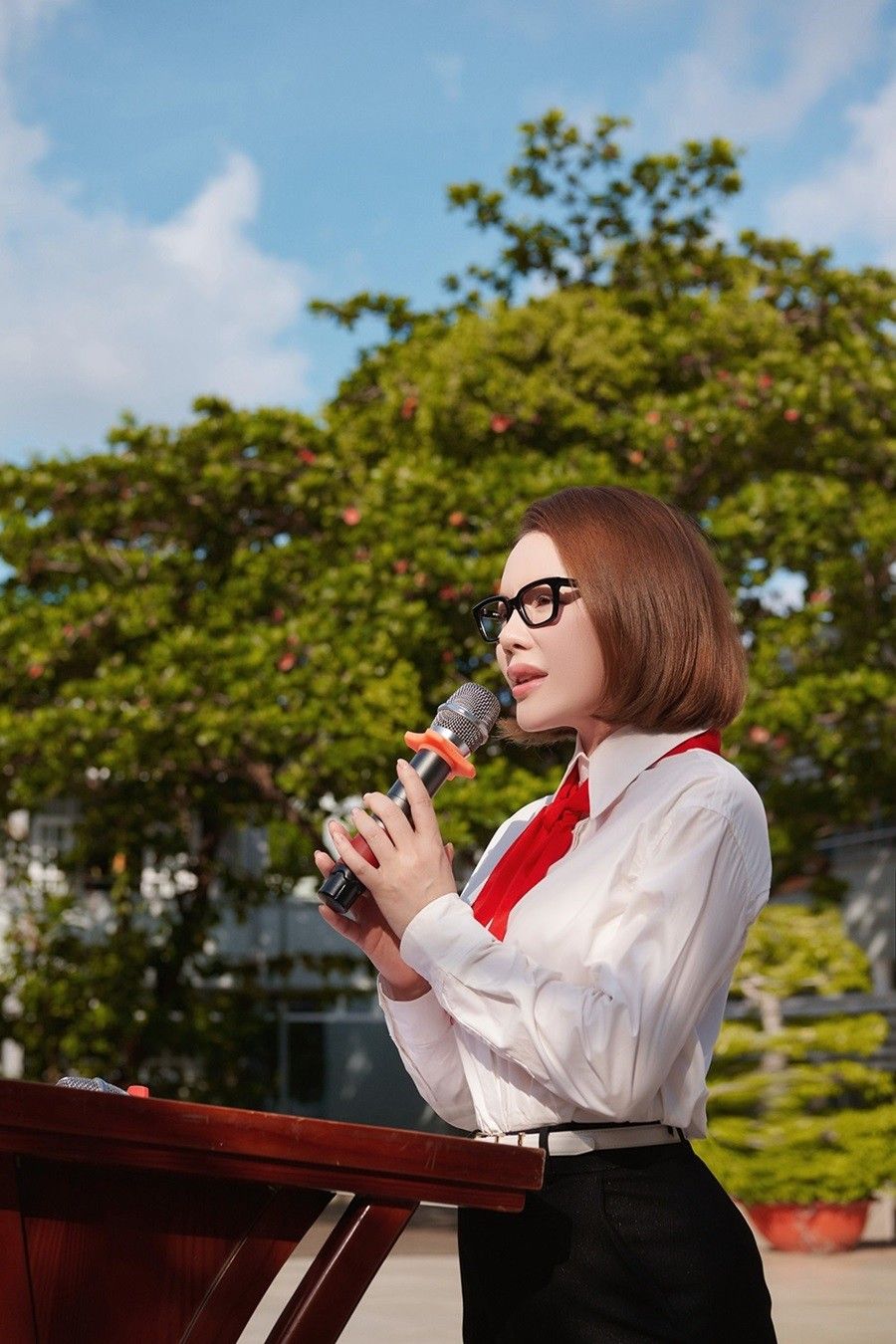 xhinh-anh-ly-nha-ky-deo-khan-quang-do-tham-truong-cu-tang-hoc-bong-cac-em-hoc-sinh-20240530113440.jpg,qrt=20240530113442.pagespeed.ic.TPGtMfc2Ao.webp